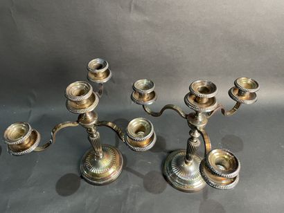 null Pair of silver-plated three-light candlesticks.
29 cm.