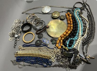 null Lot of costume jewelry, including necklaces, bracelets and miscellaneous.