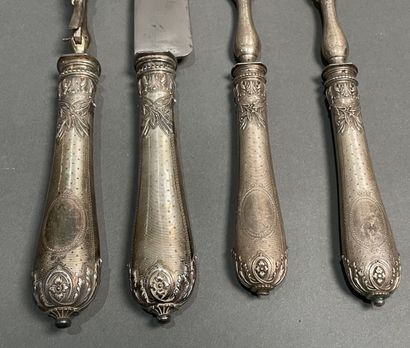 null Leg of lamb knife and fork and salad server, silver handle.
Gross weight 440...