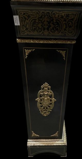 null Sheath in tortoiseshell and brass veneer with inlaid scrolls in the BOULLE style,...