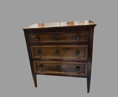 null Small walnut chest of drawers with three drawers.
Provincial work in the Directoire...