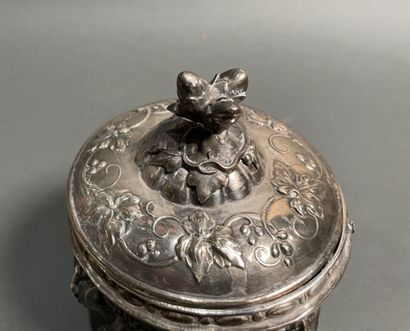 null Silver sugar bowl mount.
Very damaged and lining missing.
Height: 13.5 cm