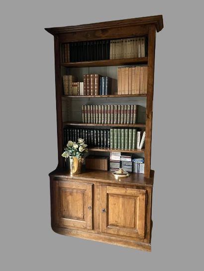 null Two open bookcases in natural wood. 
Rustic style.
Damage.
239 x 120 x 52 c...