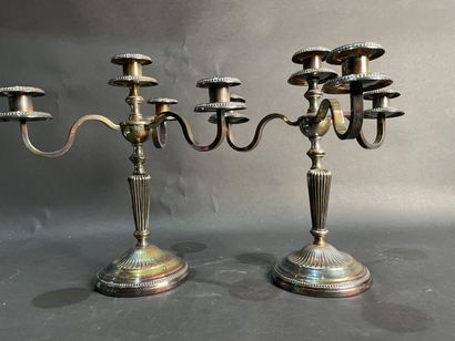 null Pair of silver-plated three-light candlesticks.
29 cm.