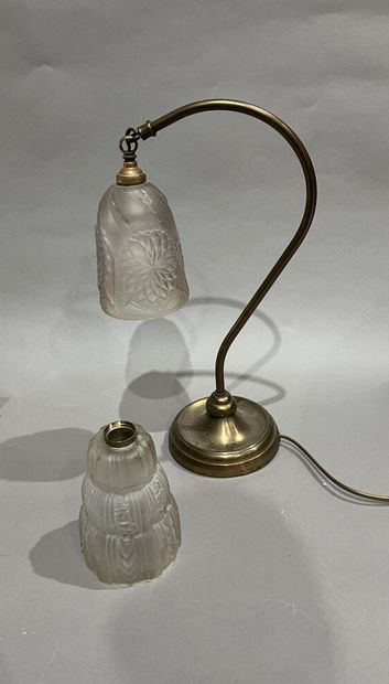 null Desk lamp in frosted glass with brass base.
H: 41 cm.

One spare glass susp...