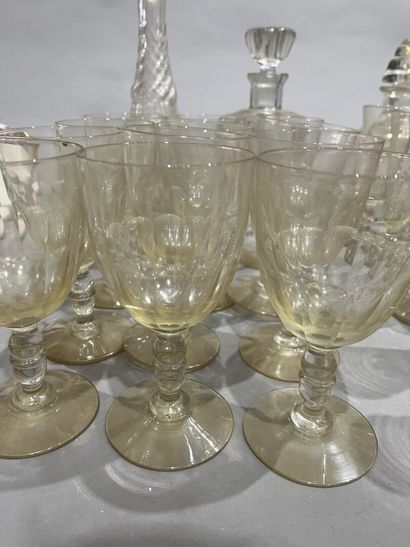 null Set of stemware :
- 12 water glasses
- 10 flutes 
- 6 green glass cups.

Three...