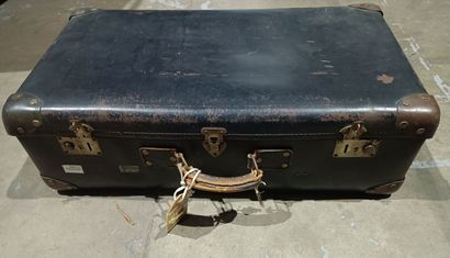 null Travel suitcase. Old model.
Wear and tear.