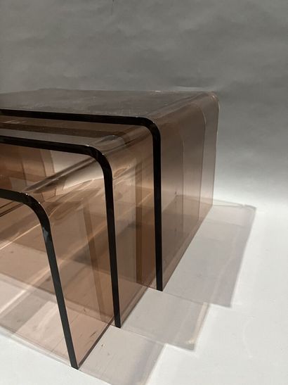 null Three Plexiglas nesting coffee tables. 
Largest: 32 x 59 x 40 cm

Also included:...