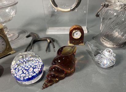 null Lot of decorative trinkets including small clocks, small decorative horses,...