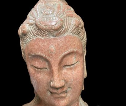null Guanine bust in carved pink marble. 
China, 20th century.
54 x 52 x 24 cm.
