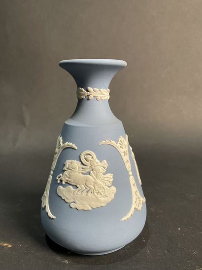 null Small batch of Wedgewood porcelain:
- vase, 12 cm
- pocket
- box.