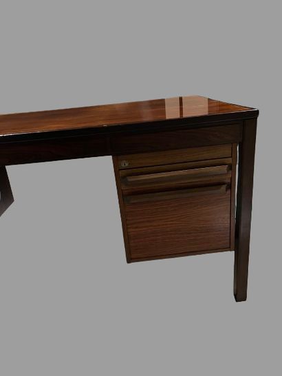null Rosewood veneered flat desk.
Circa 1970. 
Damage. 
75 x 160 x 80 cm
