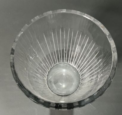 null Large crystal vase by BACCARAT.
H : 23 cm - D : 20 cm