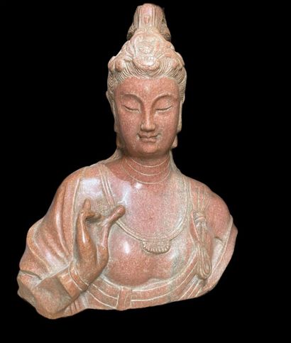 null Guanine bust in carved pink marble. 
China, 20th century.
54 x 52 x 24 cm.
