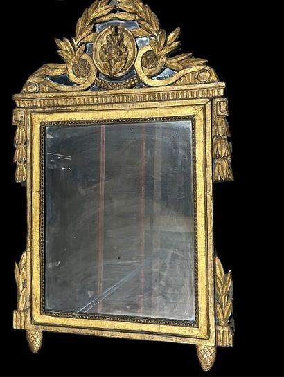 null Gilded wood mirror with foliated pediment.
Louis XVI style.
98 x 63 cm
Wear...
