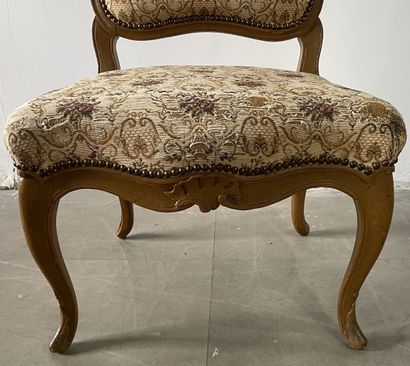 null Pair of cabriolet armchairs in molded and carved wood, decorated with flowers,...