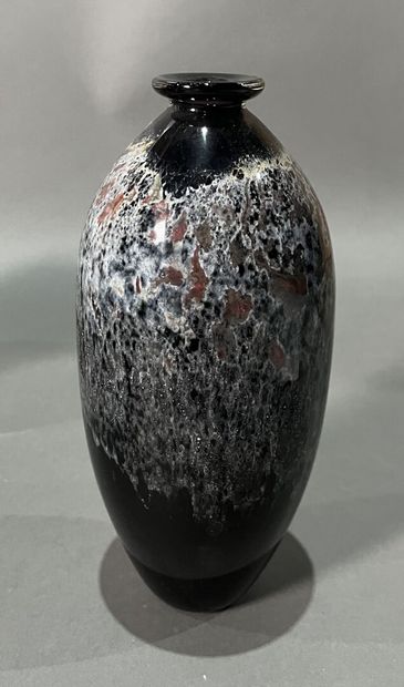 null Claude MONOD (1944-1990)
Glass ovoid vase signed under the base.
