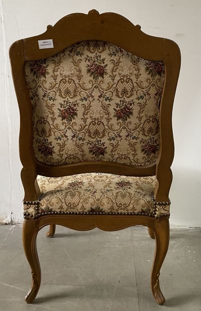 null Pair of cabriolet armchairs in molded and carved wood, decorated with flowers,...