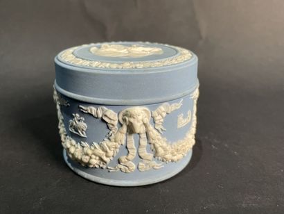 null Small batch of Wedgewood porcelain:
- vase, 12 cm
- pocket
- box.