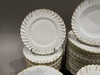 null Haviland, Limoges
Part of a table service, the wing with twisted channels, gold...