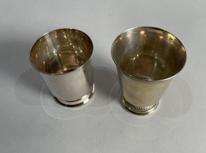 null Two silver kettledrums
H: 8.5 and 7.5 cm
Weight : 245 g
Deformation