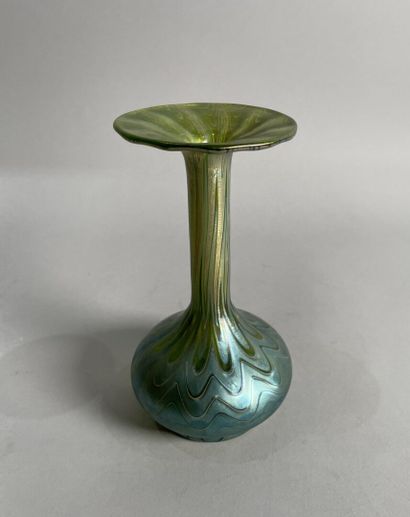 null Iridescent glass soliflore vase attributed to Loetz.
Height: 18 cm