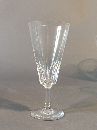 null BACCARAT
Set of cut-crystal stemmed glasses including 8 tall glasses, 13 wine...