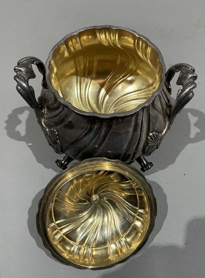 null Silver covered sugar bowl. Inside in vermeil. 
Weight : 580 g
dents.