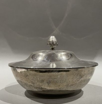 null Lining and an oval silver-plated lid forming a vegetable dish. 
19th century.
24...