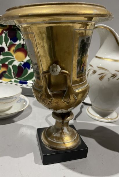 null Batch of porcelain including Medicis vase with landscape decoration (20 cm)...