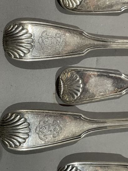 null Ten silver entremet forks, shell model, engraved.
Weight : 585 g