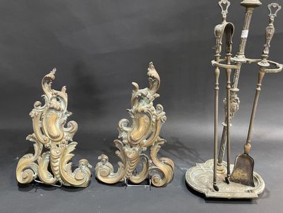 null Pair of ormolu andirons with Rocaille decoration and hearth kit 
19th century
Andirons:...