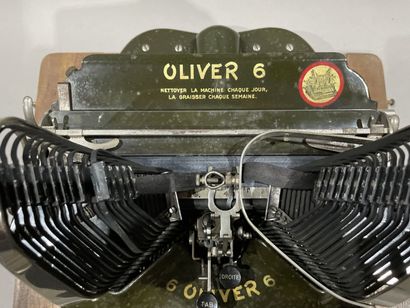 null OLIVER typewriter in green lacquered metal and vintage SFOM video projector,...