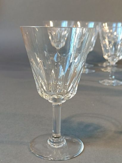 null BACCARAT
Set of cut-crystal stemmed glasses including 8 tall glasses, 13 wine...