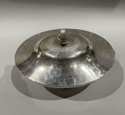 null Lining and an oval silver-plated lid forming a vegetable dish. 
19th century.
24...