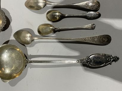 null Silver lot: mismatched spoons, ladle, tea strainer, medal
Weight: 650 g