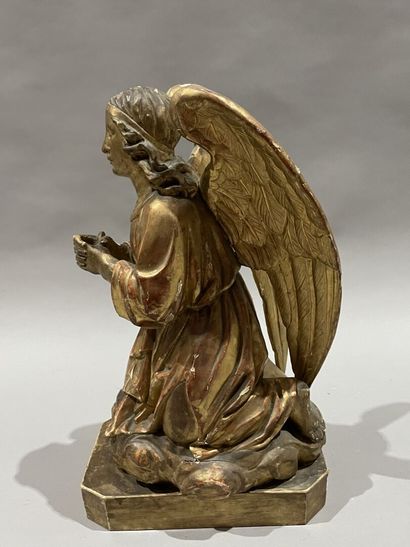 null Kneeling angel in carved and gilded wood. 
Early 19th century. 
52 x 30 x 18...