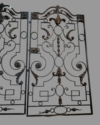 null Pair of apartment grilles in wrought iron and gilded sheet metal, decorated...