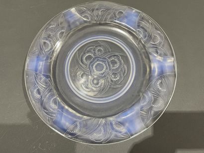 null SABINO
Opalescent glass dish with flower design
Stamped Sabino Paris
Diameter:...