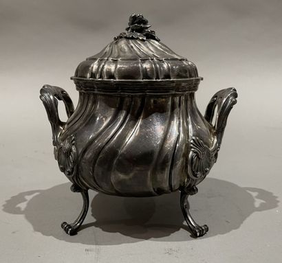 null Silver covered sugar bowl. Inside in vermeil. 
Weight : 580 g
dents.