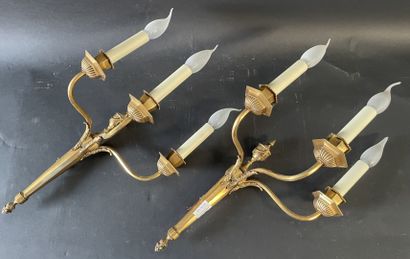 null Pair of bronze 3-branch sconces with foliage decoration.
Louis XVI style
Height...