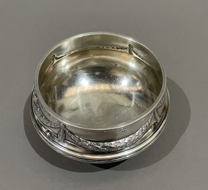 null Small silver bowl with leaf garland decoration
H: 7 cm, weight: 275 g