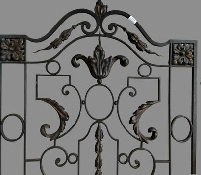 null Pair of apartment grilles in wrought iron and gilded sheet metal, decorated...