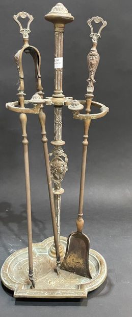 null Pair of ormolu andirons with Rocaille decoration and hearth kit 
19th century
Andirons:...