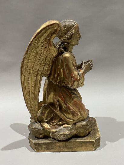 null Kneeling angel in carved and gilded wood. 
Early 19th century. 
52 x 30 x 18...