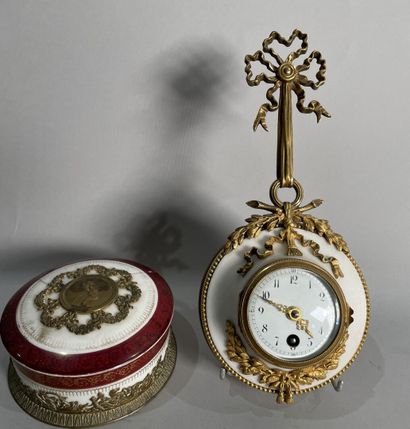 null Small alabaster ormolu wall clock
H : 26 cm

Also included:
Porcelain bonbonnière...