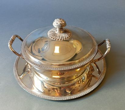 null CHRISTOFLE
Covered vegetable dish and display stand in silver-plated metal.
