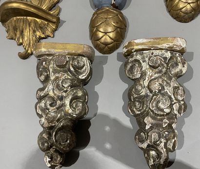 null Pair of painted plaster wall brackets in the Louis XV style.
Height: 24 cm

Also...