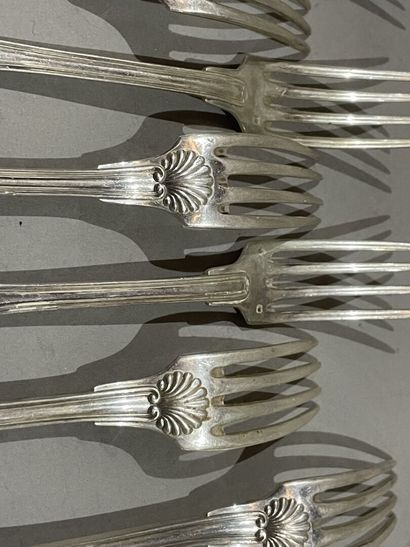 null Ten silver entremet forks, shell model, engraved.
Weight : 585 g