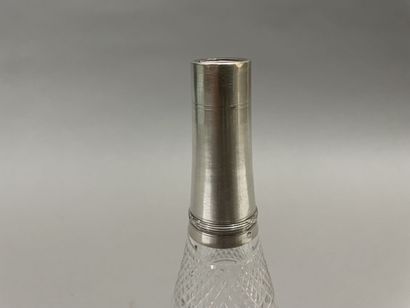 null Silver-mounted glass bottle and box
H: 25 and 3.5 cm
Damaged viuchon